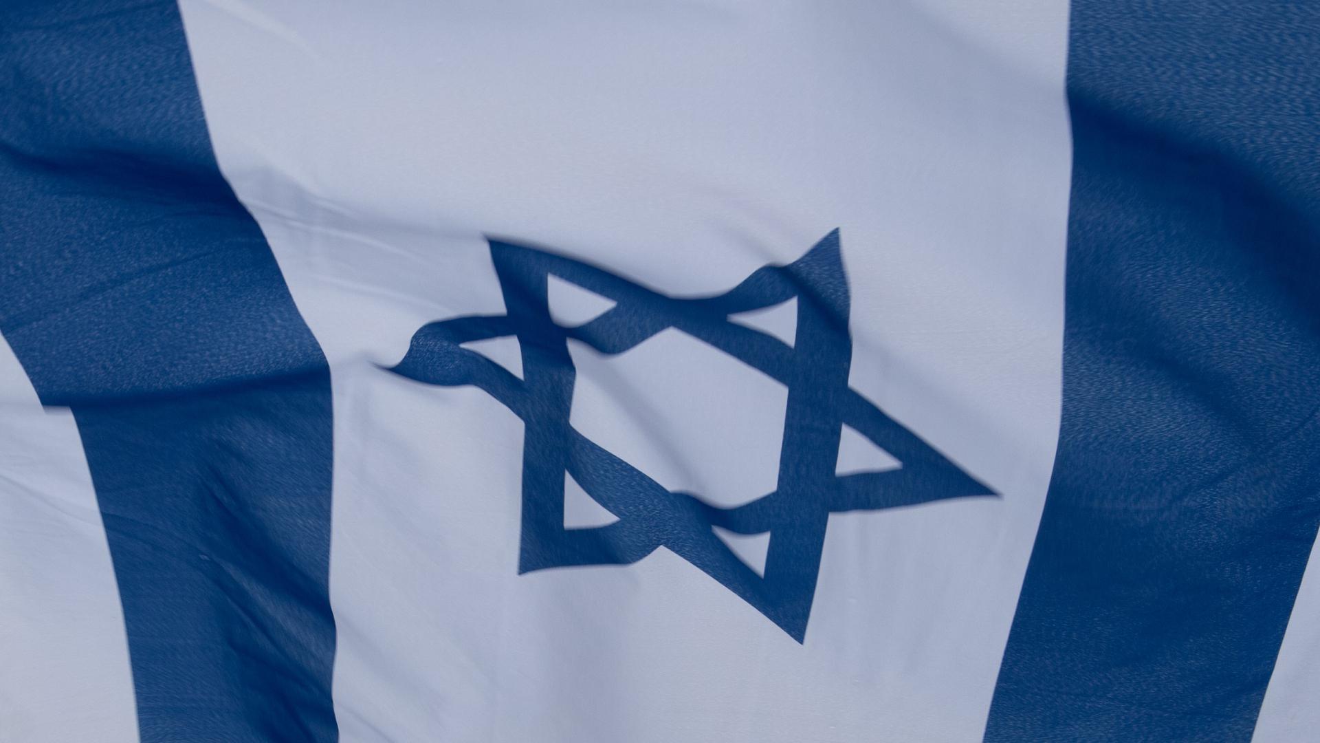  Eine israelische Fahne weht im Wind.