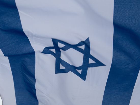  Eine israelische Fahne weht im Wind.