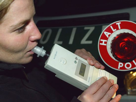 Eine Autofahrerin pustet am Samstag (06.12.2003) in Schoenebeck bei einer Verkehrskontrolle der Polizei in ein Alkohol-Atemmessgeraet. Mehrere tausend Autofahrer hat die Polizei in der Nacht zum Samstag in ganz Deutschland kontrolliert. Bei der abgestimmten Gemeinschaftsaktion der Laenderpolizeien hatten die Beamten vor allem auf zu schnelles Fahren und auf Alkohol- und Drogenmissbrauch am Steuer geachtet, sagte ein Polizeisprecher. Zu hohe Geschwindigkeit und Alkohol am Steuer sind die Hauptursachen für schwere Unfaelle. Foto: Jens Wolf dpa/lah
