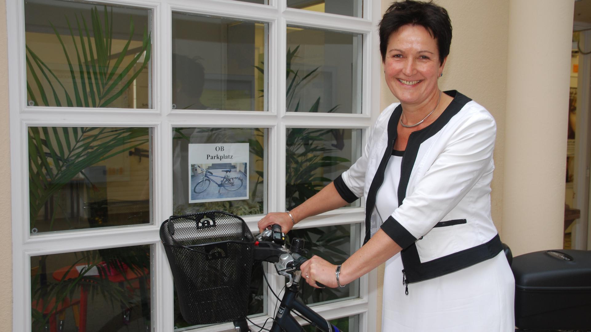 Oberbürgermeisterin Margret Mergen kommt  am 10. Juni 2014 mit dem Fahrrad zu ihrem Dienstantritt im Rathaus in Baden-Baden