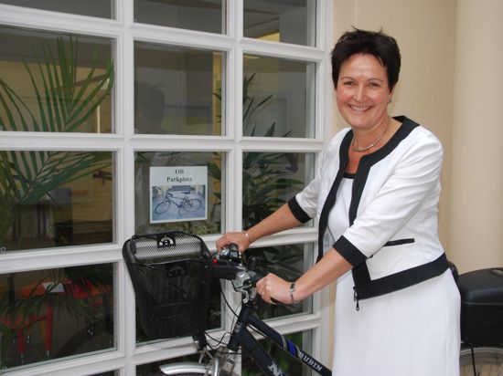 Oberbürgermeisterin Margret Mergen kommt  am 10. Juni 2014 mit dem Fahrrad zu ihrem Dienstantritt im Rathaus in Baden-Baden