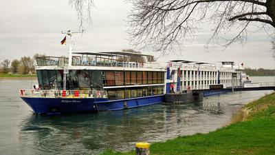 Bis zu 135 Meter sind die Flusskreuzfahrtschiffe lange, die am Rhein bei Rastatt-Plittersdorf anlegen.