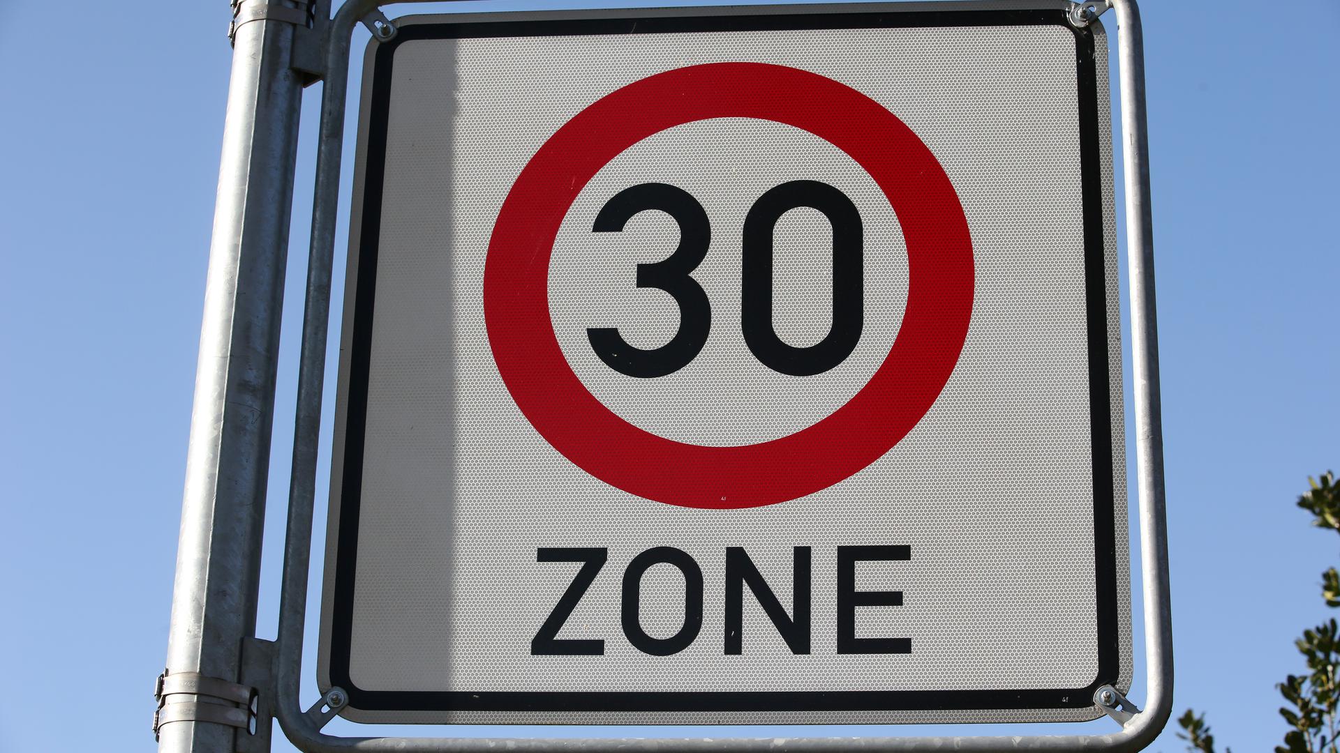 Ein Verkehrsschild weist  auf eine Tempo-30-Zone hin.  