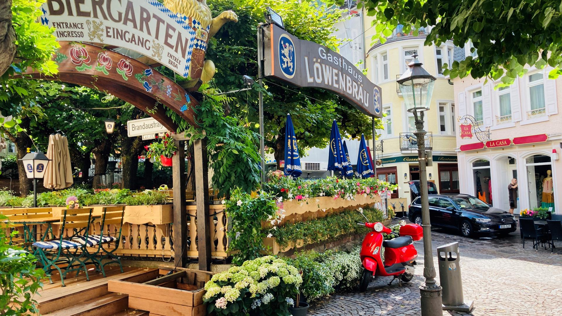 Blick auf den Biergarten des „Löwenbräu“ in Baden-Baden