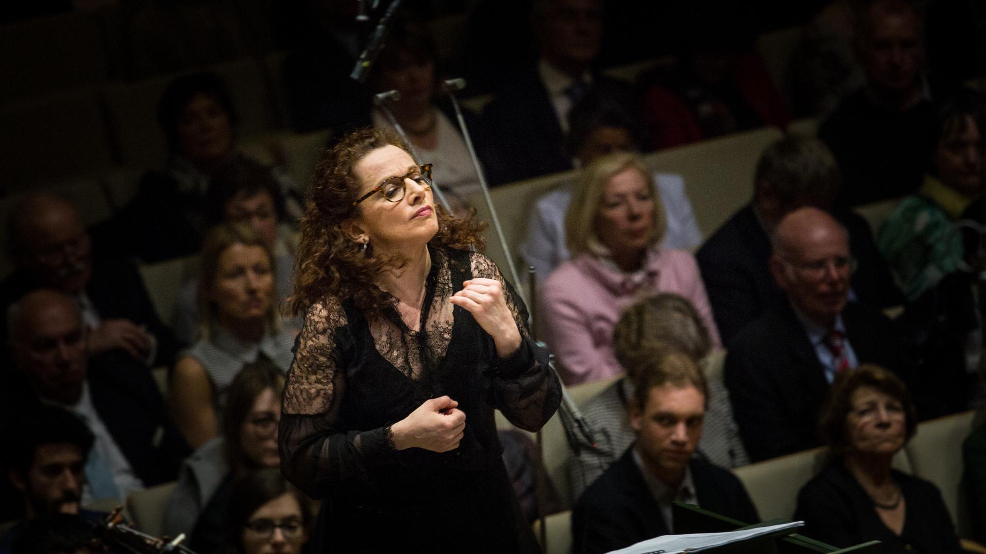 Die Dirigentin Emmanuelle Haïm  während eines Konzertes am Pult. Sie dirigiert ohne Taktstock.
