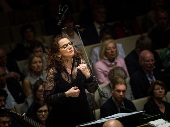 Die Dirigentin Emmanuelle Haïm  während eines Konzertes am Pult. Sie dirigiert ohne Taktstock.