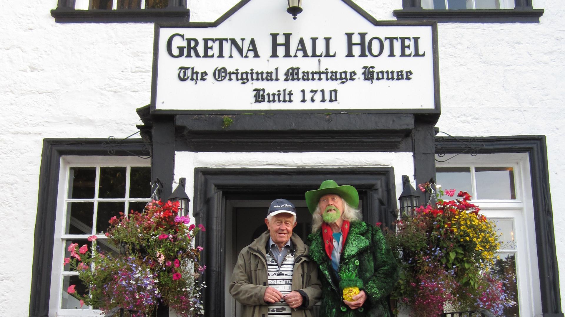 RammaDamma und Hans Wiegner stehen vor dem Gretna Hall Hotel.