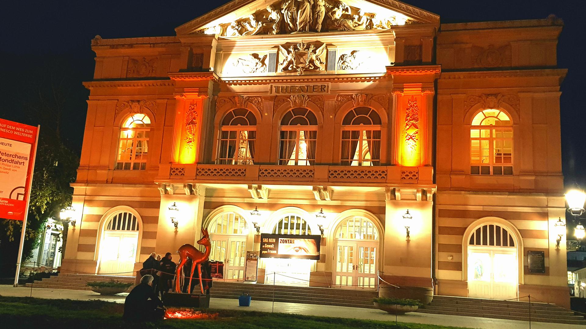 Das Baden-Badener Theater wird orange beleuchtet. 