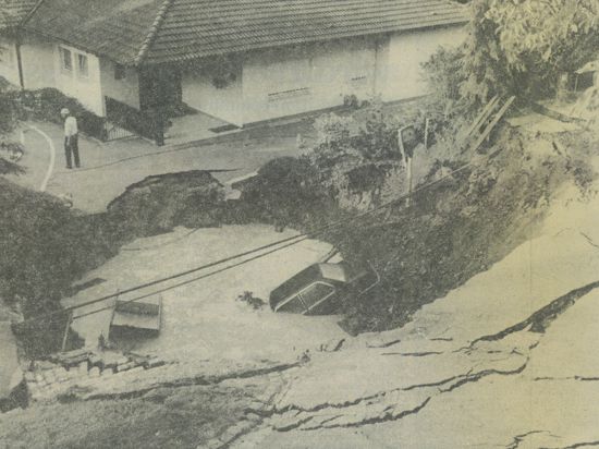 Bergeinbruch beim Michaelstunnel: In der Nacht auf den 30. Juni 1987 verschwindet die Winterhalterstraße plötzlich in der Erde und reißt ein Auto mit in die Tiefe.