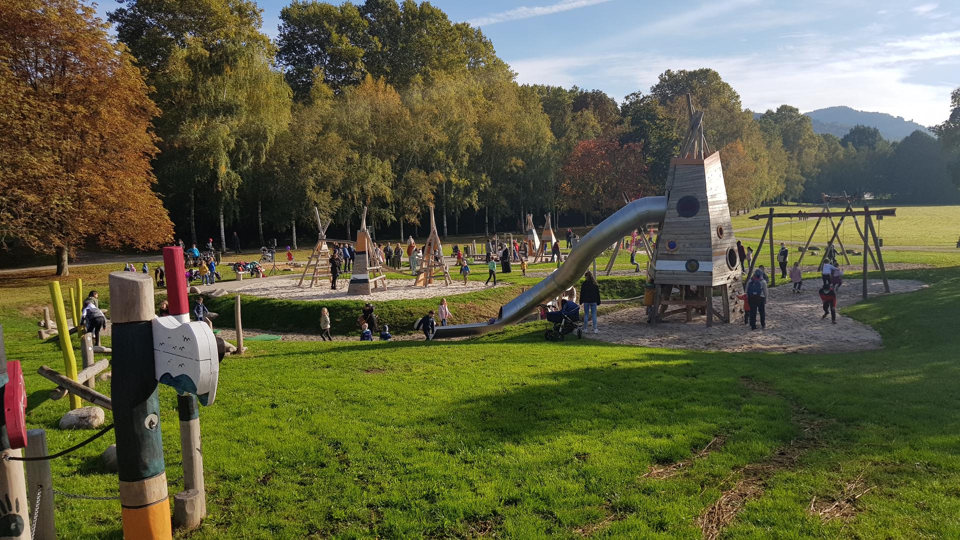 Seit seiner Umgestaltung zieht der Wörthböschelpark mit Spielplatz, Freizeit- und Fitnessbereich viele Kinder, Jugendliche und Erwachsene an. 