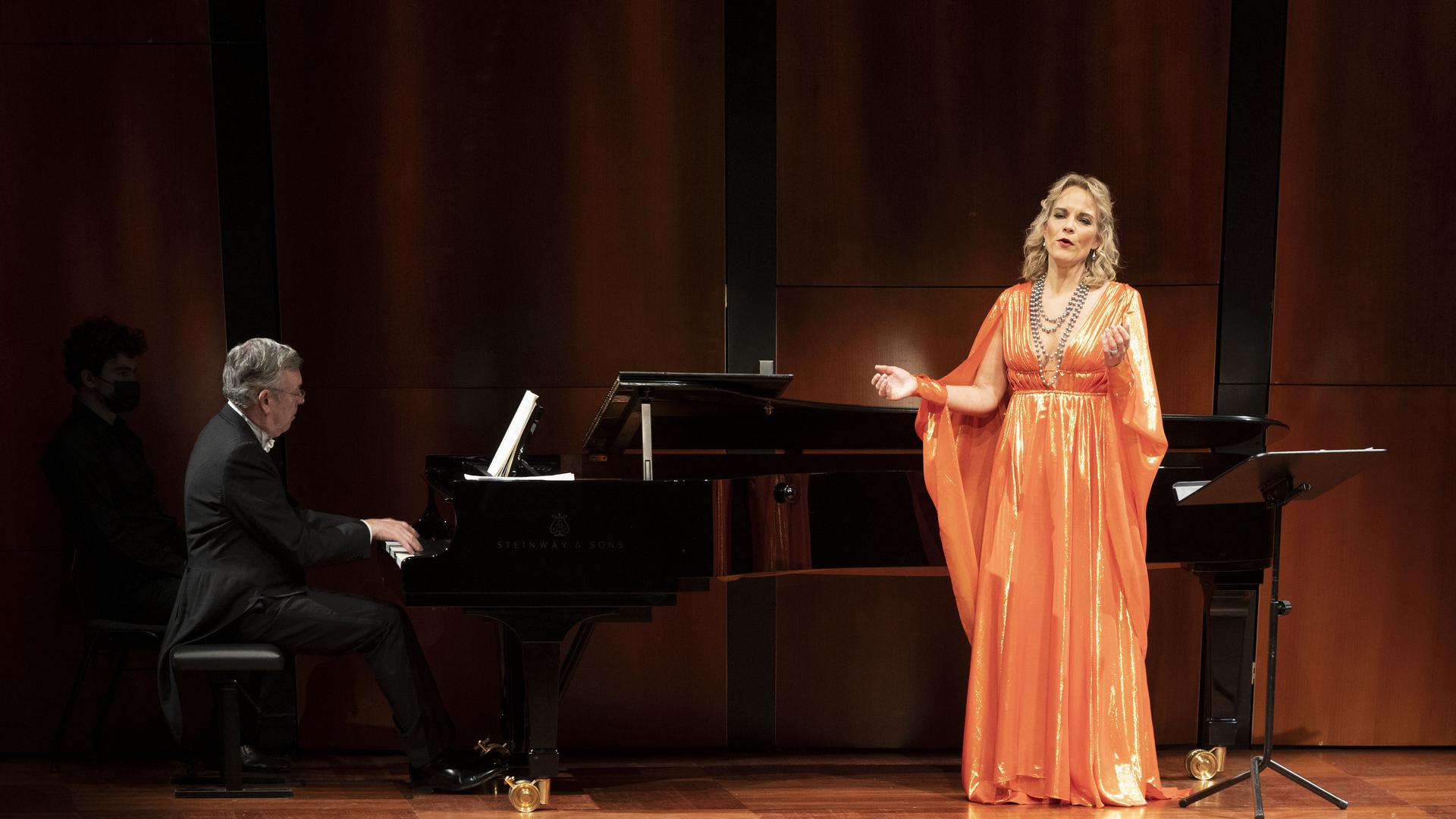 Die Mezzosopranistin Elina Garanča  und der Pianist Malcolm Martineau bei einem Liederabend am 20. November 2021 im Festspielhaus Baden-Baden.