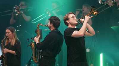 Voller Energie und Spielfreude: Die Jazzrausch Bigband verwandelt den großen Festspielhaus-Saal mit ihrem mitreißenden Auftritt in einen Tanzboden.