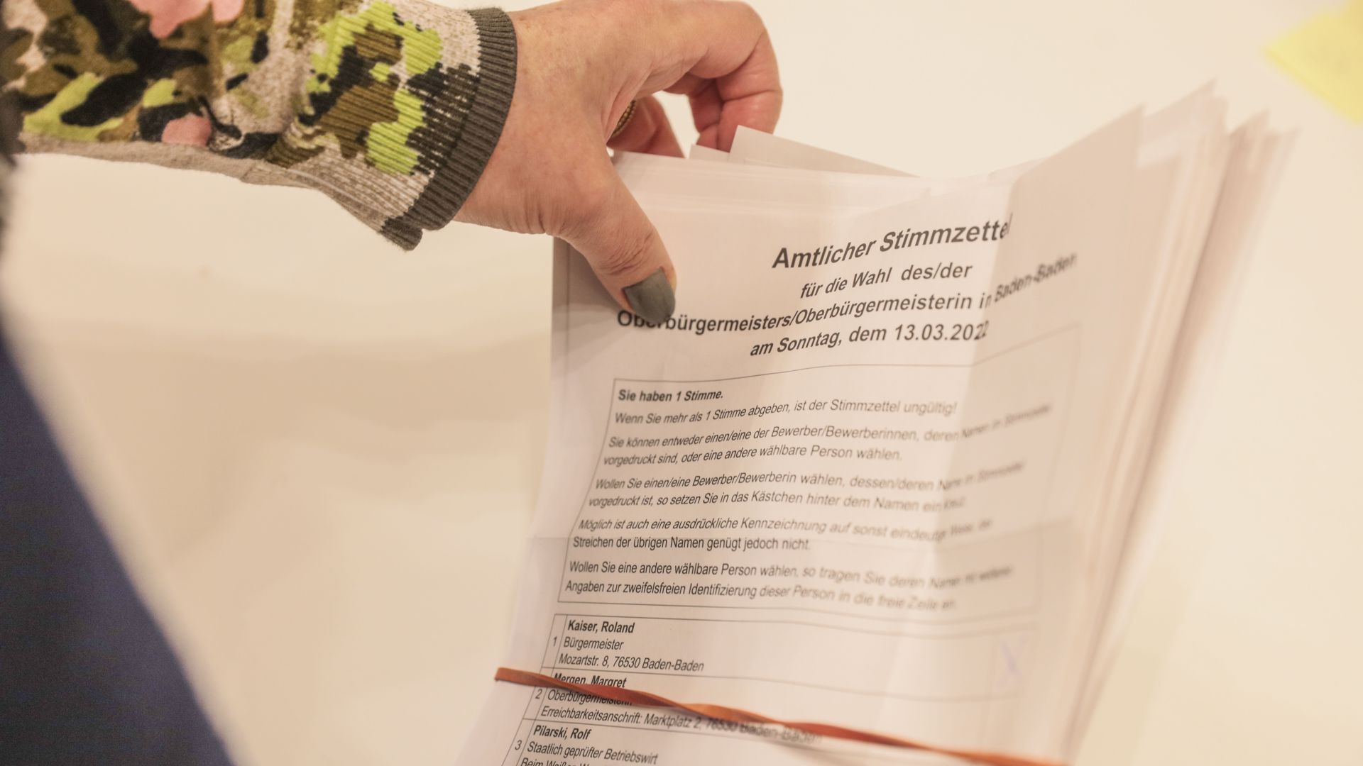Helfer werten bei der Oberbürgermeister-Wahl in Baden-Baden am 13. März 2022 Stimmzettel aus.