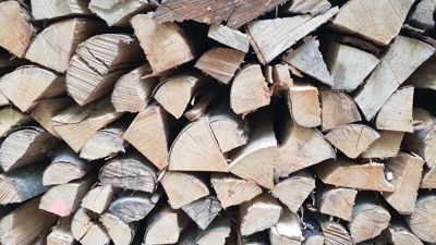 Der Winter kommt: Viele Bürgerinnen und Bürger schaffen sich derzeit einen Holzofen an. Die Nachfrage nach Brennholz ist enorm.