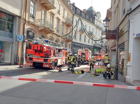Am Sonntagmittag kommt es in Baden-Baden in der Lichtentaler Straße zu einem Feuer. Noch ist unklar, was die Ursache dafür ist.