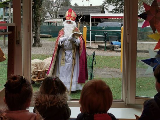 Der heilige Bischof von Myra ist am Nikolaustag in Kindergärten unterwegs, um von den Kleinen zu erfahren, was sie in diesem Jahr Gutes getan haben.
