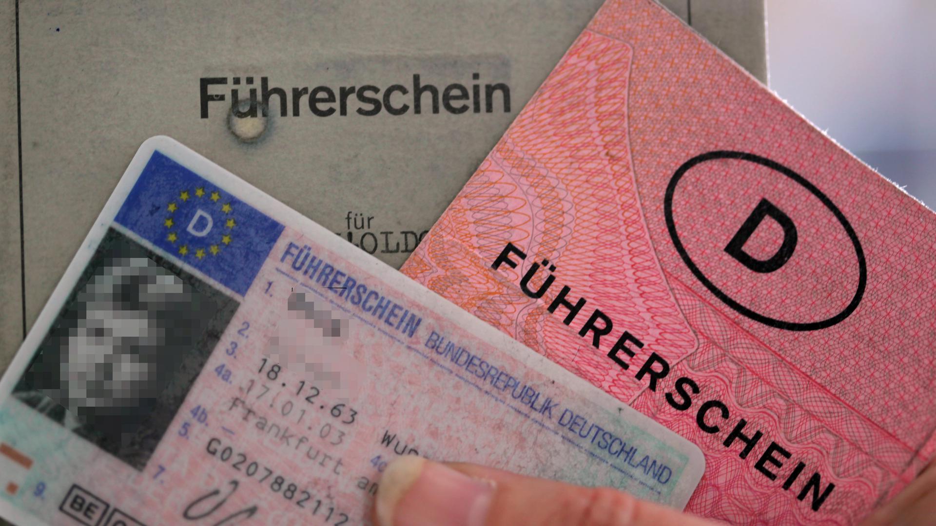 ARCHIV - Drei Führerscheine verschiedener Generationen liegen am 23.06.20120 in Köln auf dem Tisch.Die ab 2013 gültigen EU-einheitlichen Führerscheine werden immer nur 15 Jahre gültig sein. Danach müssen die Bürger einen neuen Führerschein beantragen, aber keine neue Fahrprüfung absolvieren. Foto: Oliver Berg dpa/lnw (zu dpa 4064 v. 26.08.2010) +++ dpa-Bildfunk +++