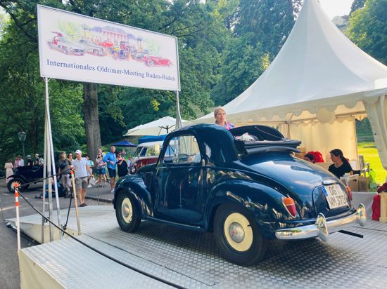 Ein Fiat Topolino rollt auf das Gelände des Oldtimer-Meetings in Baden-Baden. 
