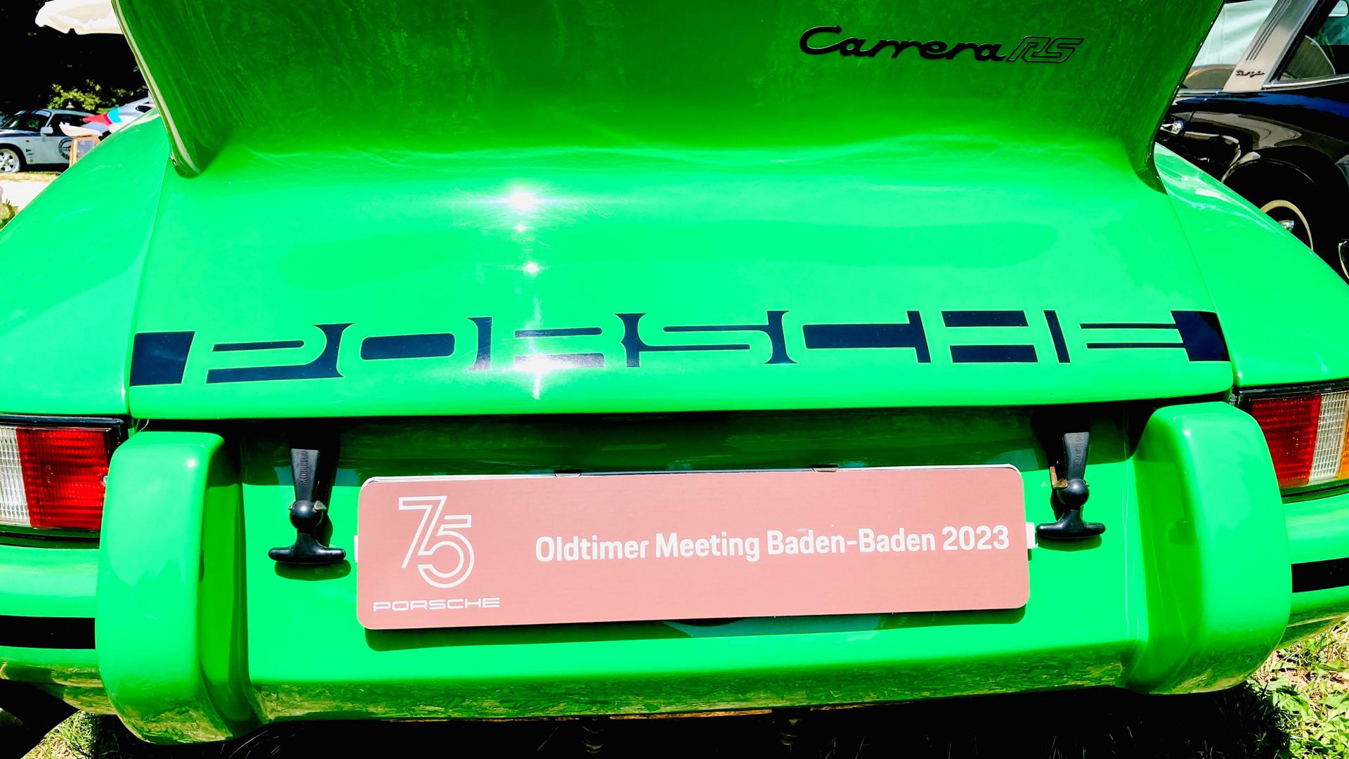  Vor der Trinkhalle in Baden-Baden steht beim Oldtimer-Meeting ein grüner Porsche Carrera.