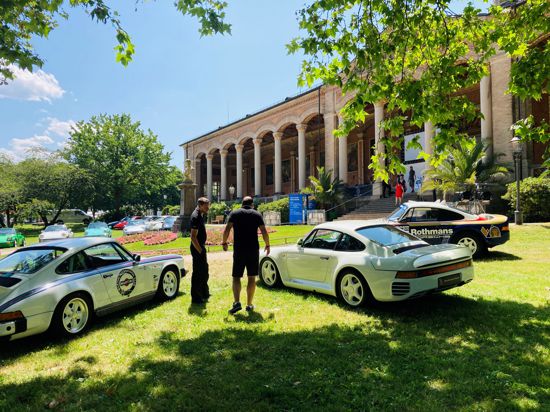 Vor der Trinkhalle in Baden-Baden stehen beim Oldtimer-Meeting Porsche-Sportwagen.