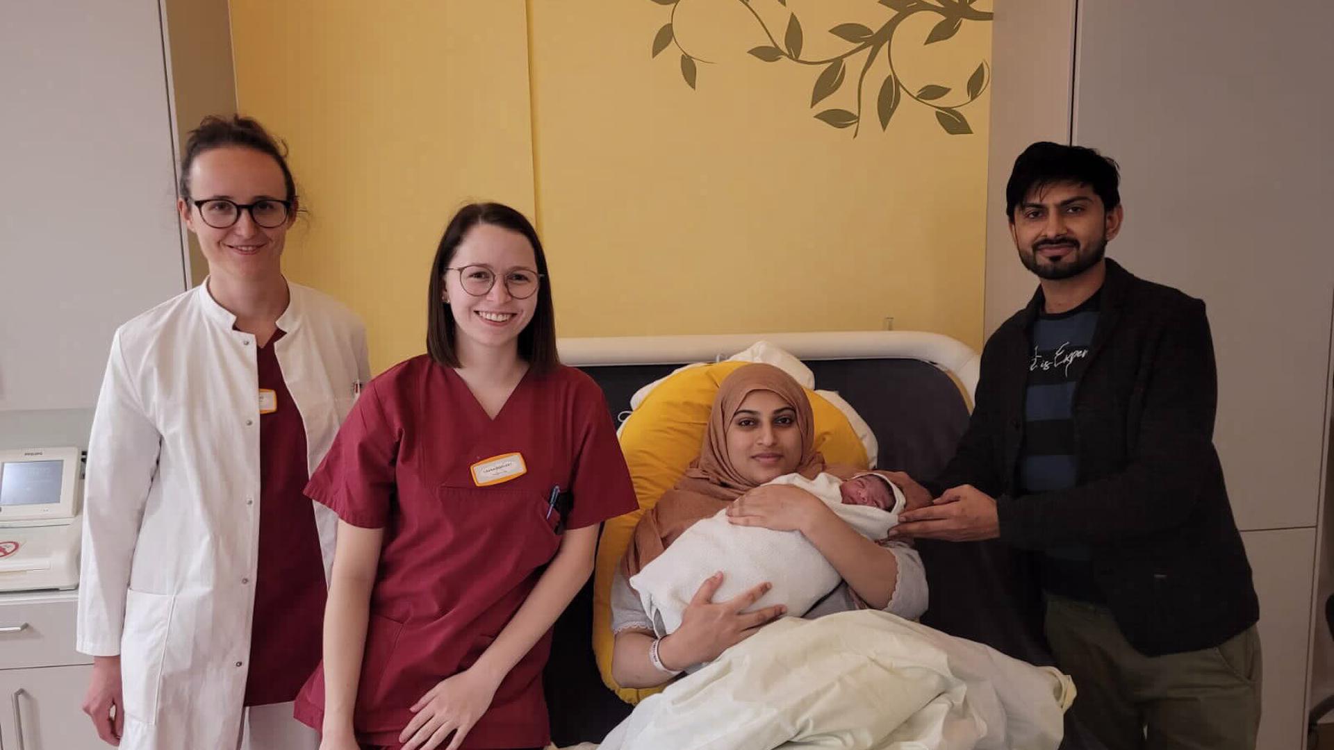 Dr. Iva Kießling und Hebamme Laura Böhlert mit den glücklichen Eltern Maham Asghar und Muhammad Usmen Arshad mit Baby Zara. 
