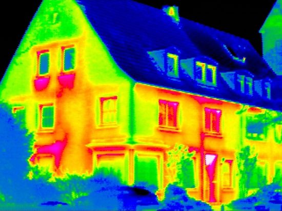 Eine Thermografieaufnahme eines Hauses.