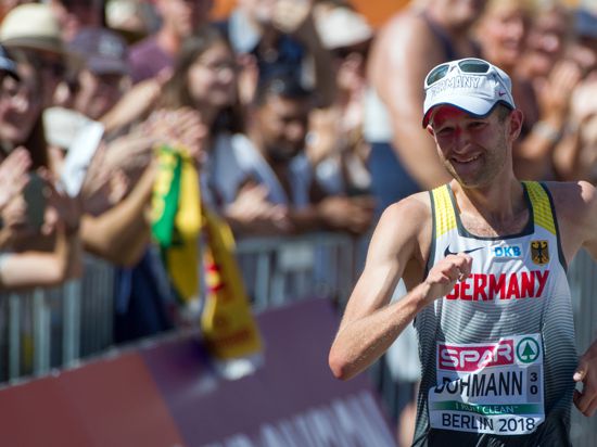 Leichtathletik, Europameisterschaft, 50 km Gehen, Männer, Frauen: Carl Dohmann aus Deutschland läuft ins Ziel ein. 