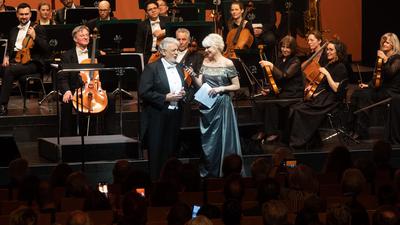 Plàcido Domingo im Festspielhaus Baden-Baden bei der Feier zum 25. Jahrestag der Eröffnung mit Moderatorin Tatjana Geßler und der Philharmonie Baden-Baden.