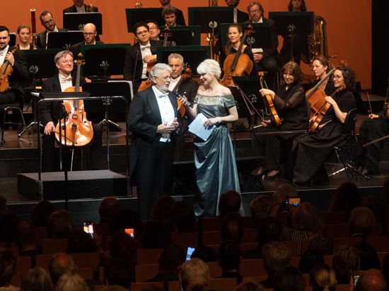 Plàcido Domingo im Festspielhaus Baden-Baden bei der Feier zum 25. Jahrestag der Eröffnung mit Moderatorin Tatjana Geßler und der Philharmonie Baden-Baden.