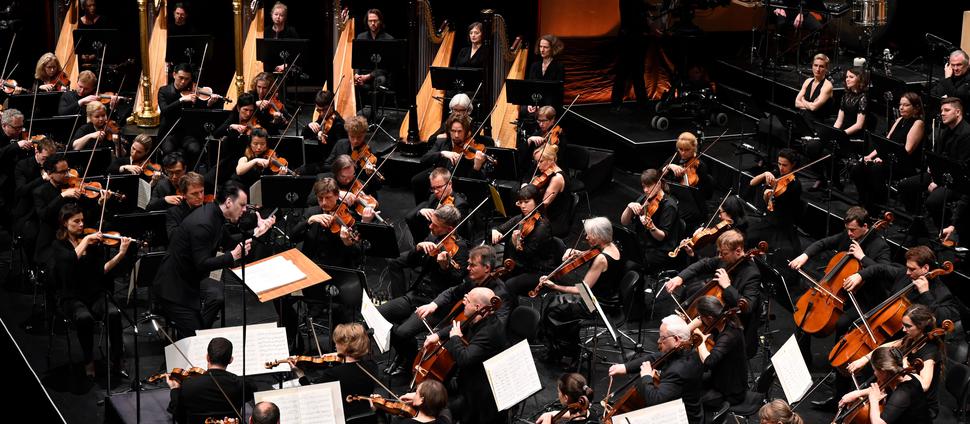 Der Dirigent Teodor Currentzis und das SWR Symphonieorchester  während eines Konzertes im Festspielhaus Baden-Baden zur Eröffnung der Pfingstfestspiele 2023.