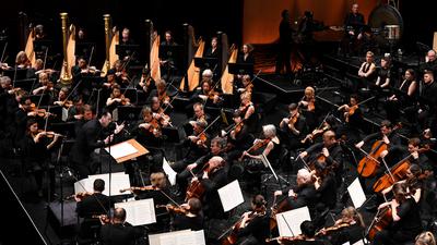 Der Dirigent Teodor Currentzis und das SWR Symphonieorchester  während eines Konzertes im Festspielhaus Baden-Baden zur Eröffnung der Pfingstfestspiele 2023.