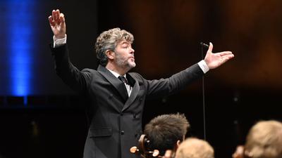 Der Dirigent Pablo Heras-Casado dirigiert das SWR Symphonieorchester im Festspielhaus Baden-Baden.