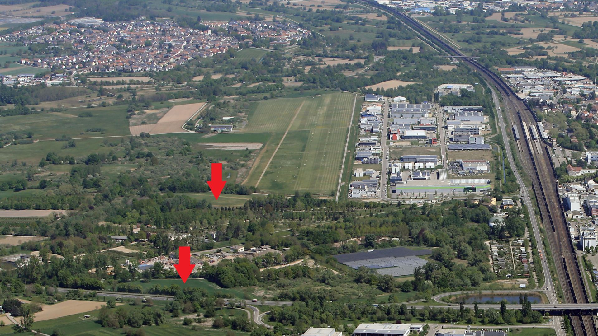 Bei zwei Flächen unterhalb des Segelflugplatzes (rote Pfeile) besteht Handlungsbedarf.Foto: Willi Walter
