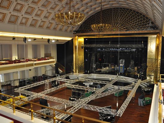 Stahlkonstruktion auf Augenhöhe: Eine Woche lang wurde der Bénazet-Saal für die Gala mit allerlei Technik vollgepackt.