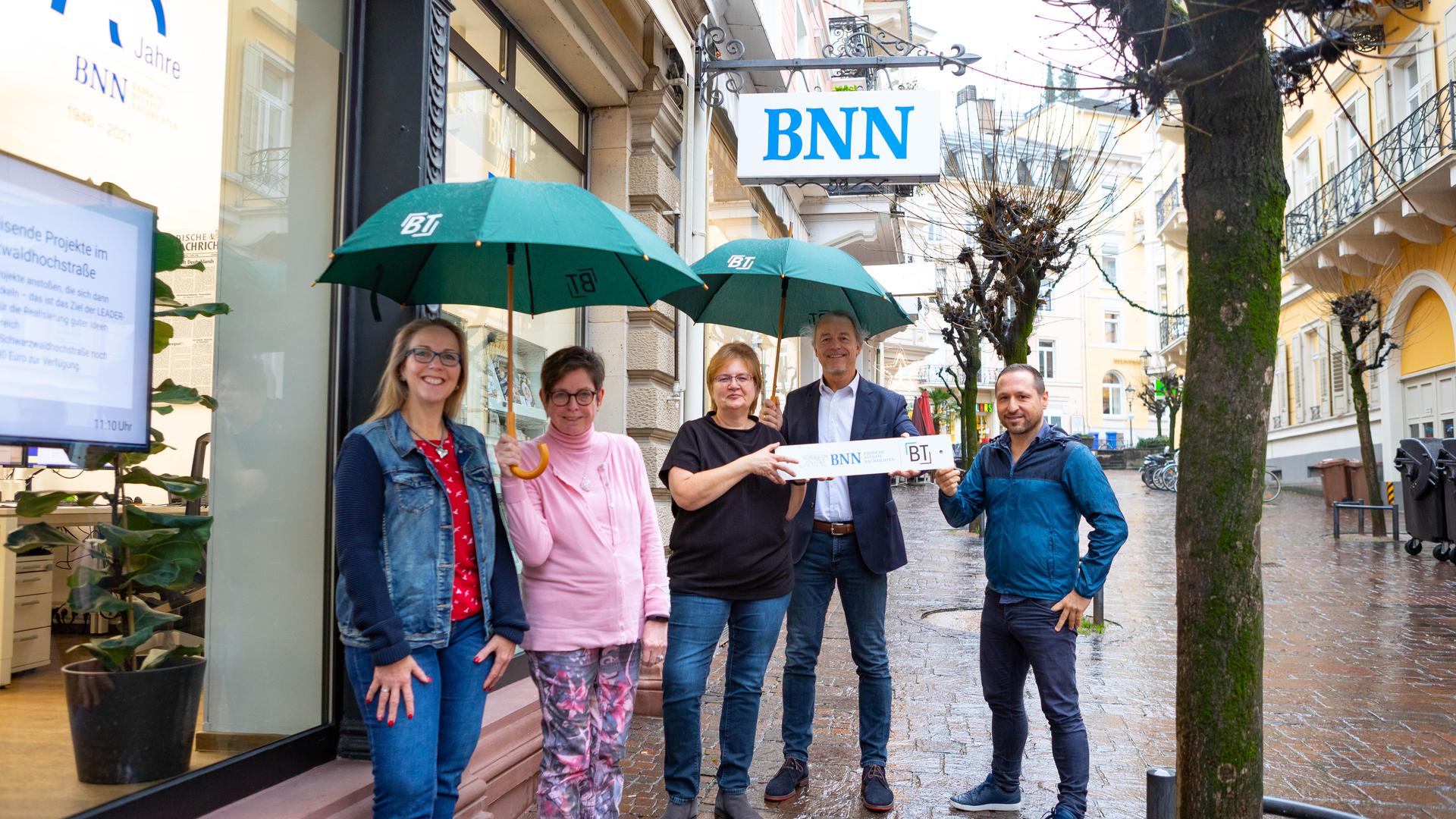 Unter einem Schirm: Das Geschäftsstellen-Team von BT und BNN um Geschäftsstellenleiter Andreas Hebe (Zweiter von rechts) steht ab diesem Montag für Kunden beider Zeitungen in der Wilhelmstraße 4 bereit. 