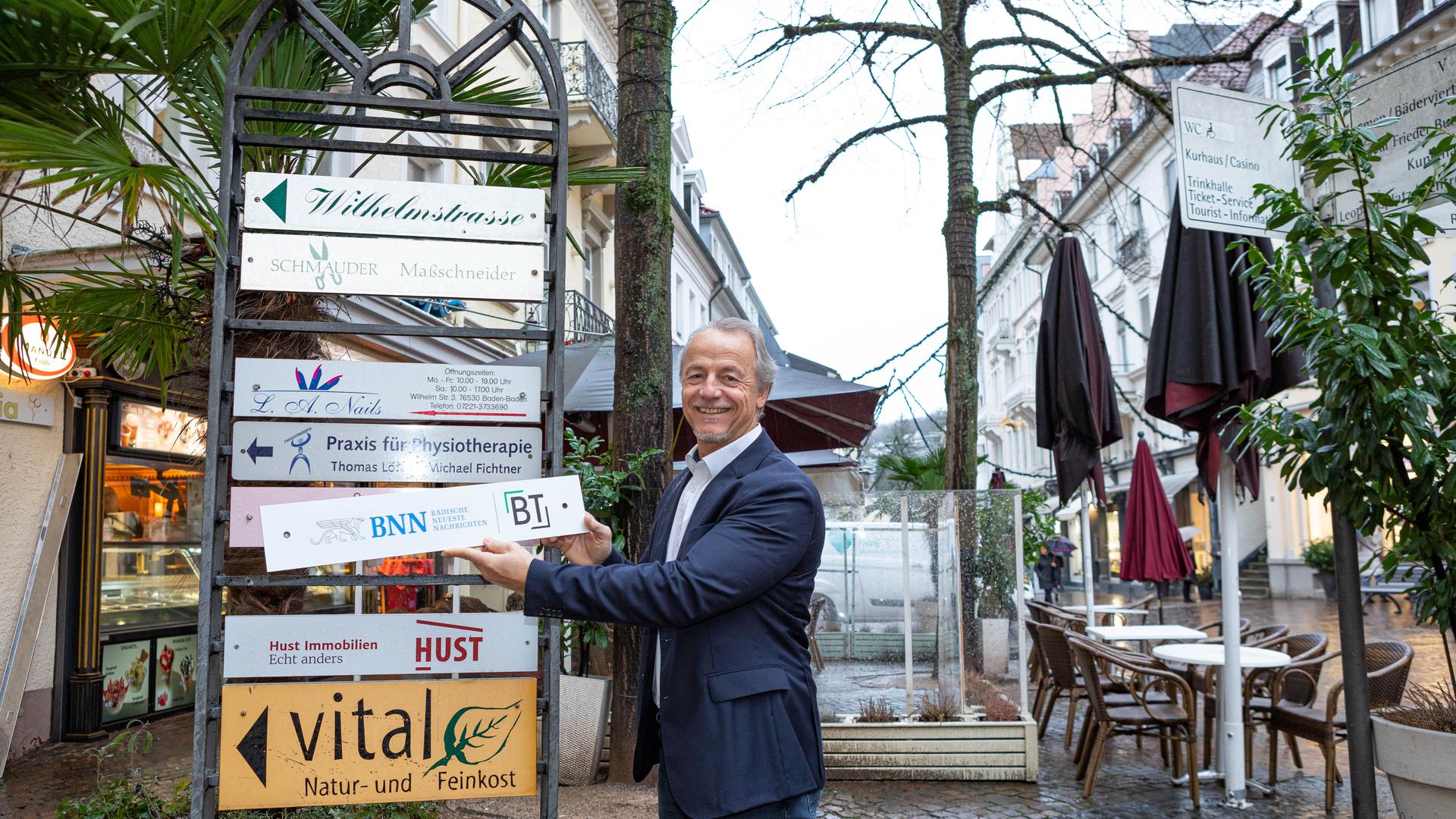 Bereit zur Montage: Geschäftsstellenleiter Andreas Hebe präsentiert das neue Hinweisschild für die Fußgängerzone.