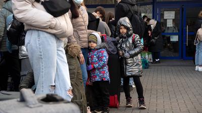 Nach der Flucht aus der Ukraine: Meist sind es Frauen und Kinder, die wie hier in Berlin auch in Baden-Baden morgens vor dem Ausländeramt Schlange stehen. 