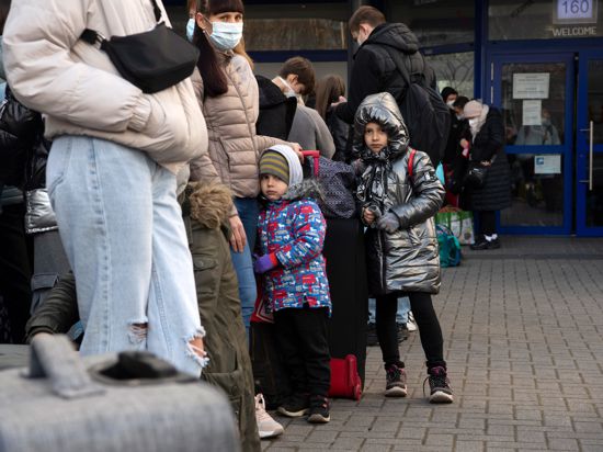 Nach der Flucht aus der Ukraine: Meist sind es Frauen und Kinder, die wie hier in Berlin auch in Baden-Baden morgens vor dem Ausländeramt Schlange stehen. 