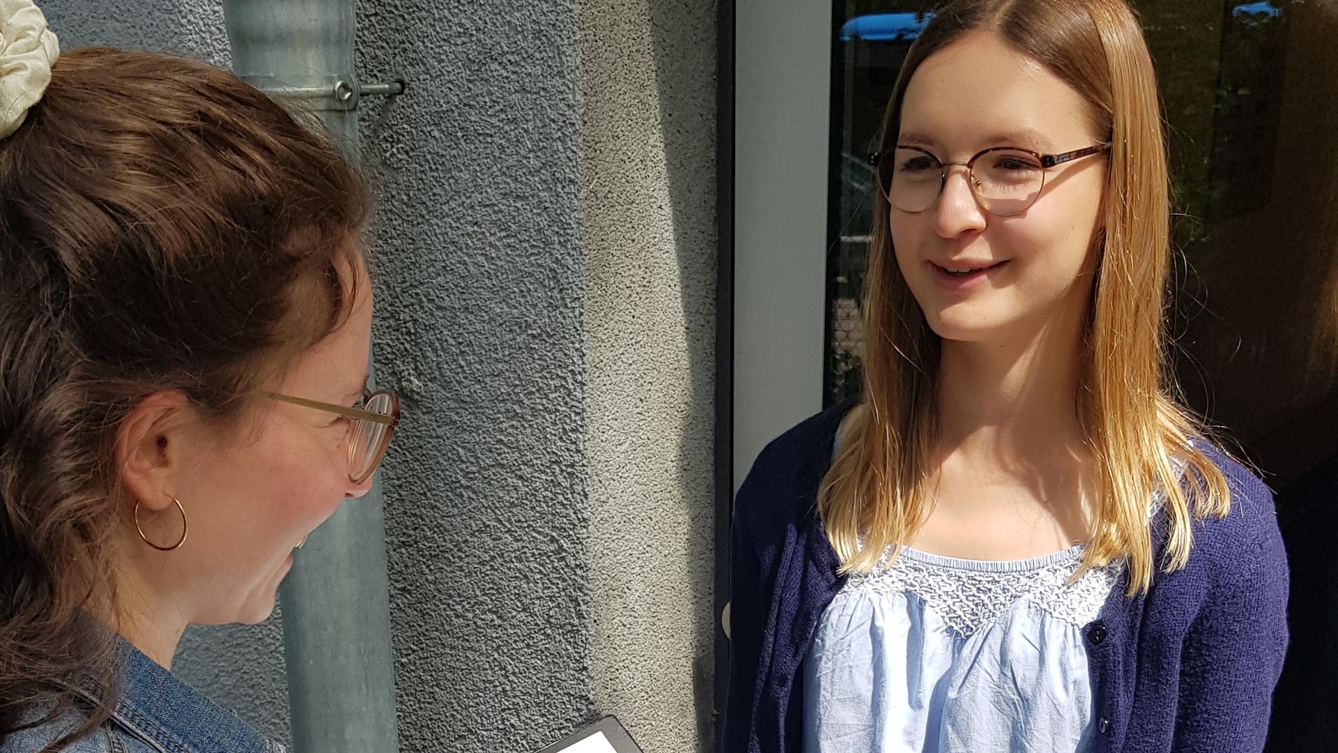 Eine kurze Befragung an der Haustür: Eunike Bottesch (links) und Greta Schäfer zeigen, wie der Zensus 2022 ablaufen soll.  Foto: Nico Fricke
