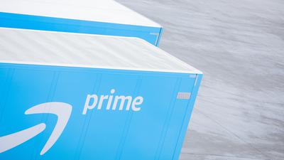 ARCHIV - 08.12.2020, Nordrhein-Westfalen, Mönchengladbach: Lkw mit dem Logo von Amazon Prime stehen vor einem Logistikzentrum des Versandhändlers Amazon. (zu dpa: "Amazon verteuert Prime-Abo in Deutschland") Foto: Rolf Vennenbernd/dpa +++ dpa-Bildfunk +++