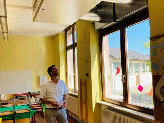 Zumindest hier läuft’s: Die Grundschule Oos ist bereits mit Raumlüftern ausgestattet, zeigt Björn Käckell.