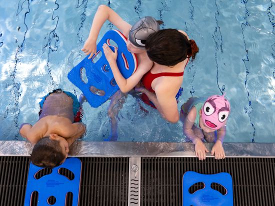 11.07.2022, Bayern, Geretsried: Kinder nehmen während der Auftaktveranstaltung zur Aktion «Bayern schwimmt» an einem Schwimmkurs teil.

Wie kalt darf das Wasser sein? Darüber denken viele Schwimmbäder gerade nach. (zu dpa: «Schwimmen lernen bei 26 Grad») Foto: Sven Hoppe/dpa - Honorarfrei nur für Bezieher des Dienstes dpa-Nachrichten für Kinder +++ dpa-Nachrichten für Kinder +++