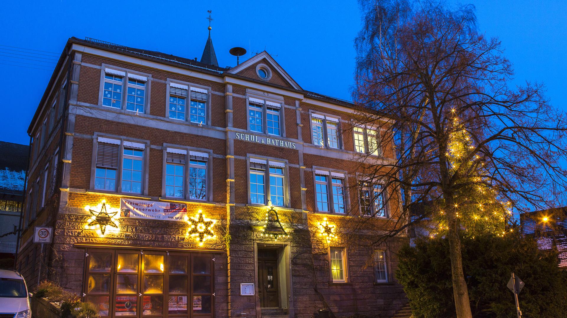 Weihnachtlich beleuchtetes Schul- und Rathaus