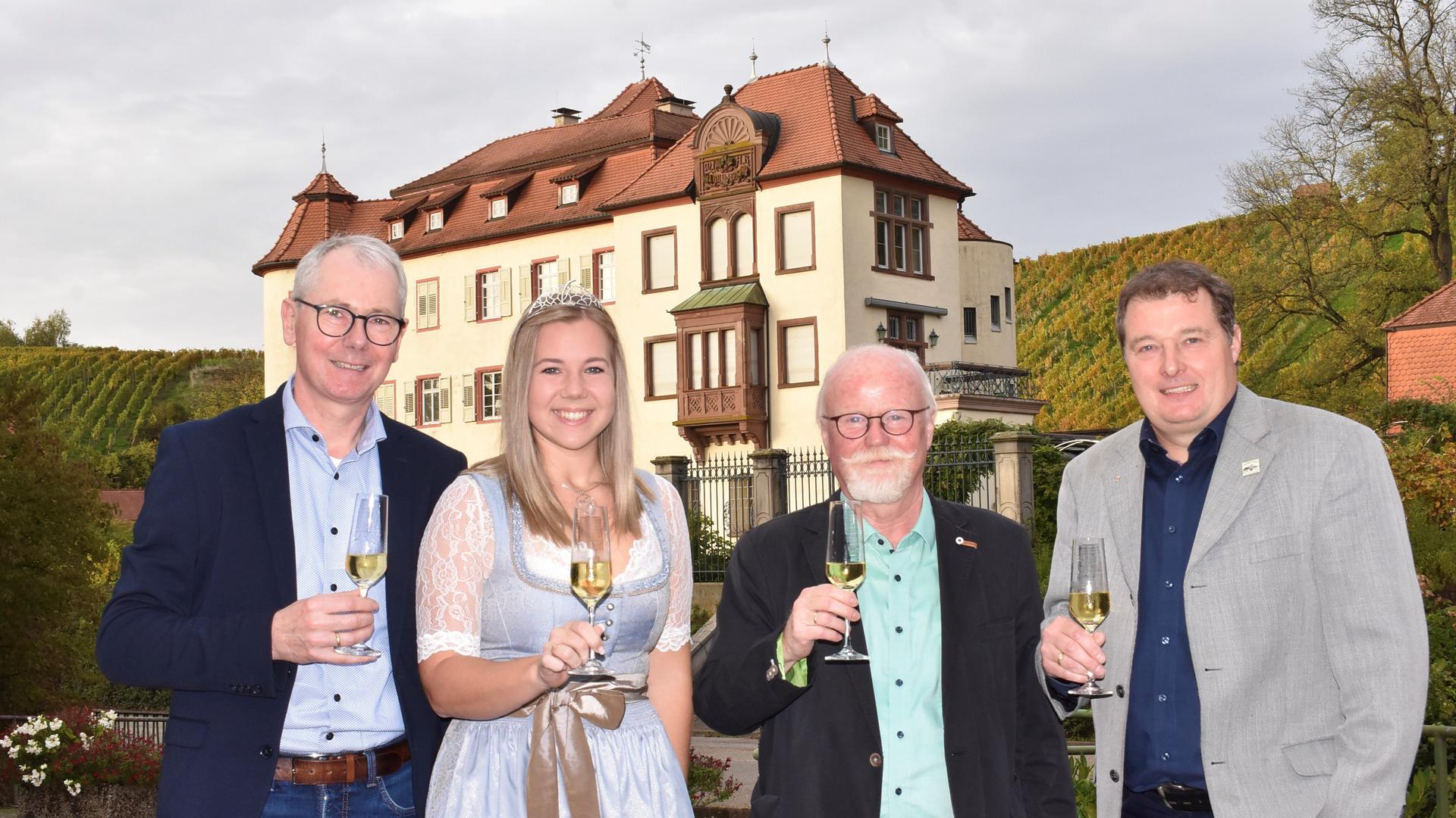 Als Ortenauer Weinprinzessin vertritt Alisa Höll den Rebländer Wein als einen von vielen Weinen aus dem Weinbaugebiet Ortenau. Daher fordert Klaus Bloedt-Werner (Zweiter von rechts) einen eigenen Weinrepräsentanten für den Reblandwein. Ralf Schäfer von der WG (links) zeigt sich aufgeschlossen. Rechts ist Rebland-Ortsvorsteher Ulrich Hildner zu sehen.