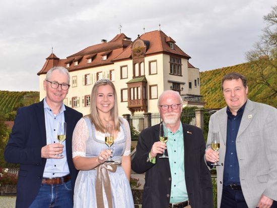 Als Ortenauer Weinprinzessin vertritt Alisa Höll den Rebländer Wein als einen von vielen Weinen aus dem Weinbaugebiet Ortenau. Daher fordert Klaus Bloedt-Werner (Zweiter von rechts) einen eigenen Weinrepräsentanten für den Reblandwein. Ralf Schäfer von der WG (links) zeigt sich aufgeschlossen. Rechts ist Rebland-Ortsvorsteher Ulrich Hildner zu sehen.