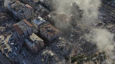 ARCHIV - 09.02.2023, Türkei, Antakya: Eine Luftaufnahme zeigt zerstörte Gebäude. Das Beben vor einem Monat in der Türkei und Syrien hat Zehntausende obdachlos gemacht und vertrieben. Die, die geblieben sind, leben unter schwierigen Bedingungen. Foto: Hussein Malla/AP/dpa +++ dpa-Bildfunk +++