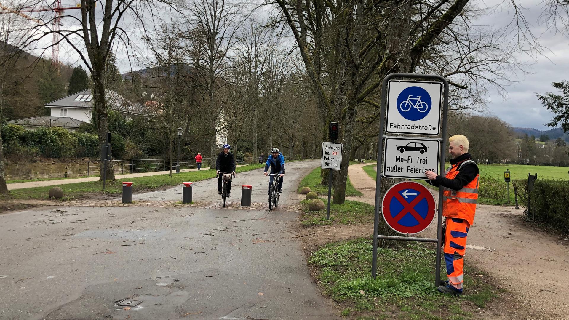 Poller hoch, Schild weg: Die Straße entlang der Klosterwiese bleibt künftig Radfahrern wie Roland Kaiser (links) und Alexander Uhlig vorbehalten.