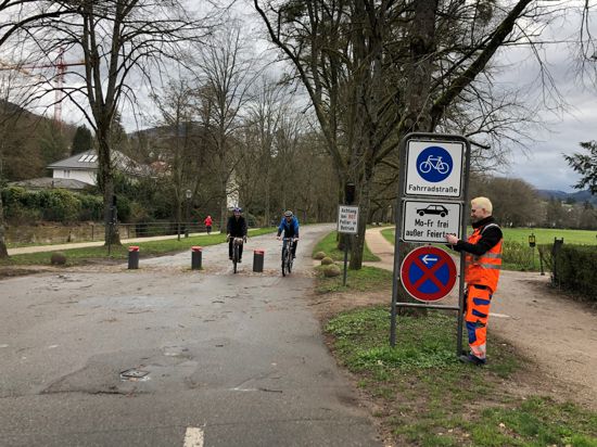 Poller hoch, Schild weg: Die Straße entlang der Klosterwiese bleibt künftig Radfahrern wie Roland Kaiser (links) und Alexander Uhlig vorbehalten.