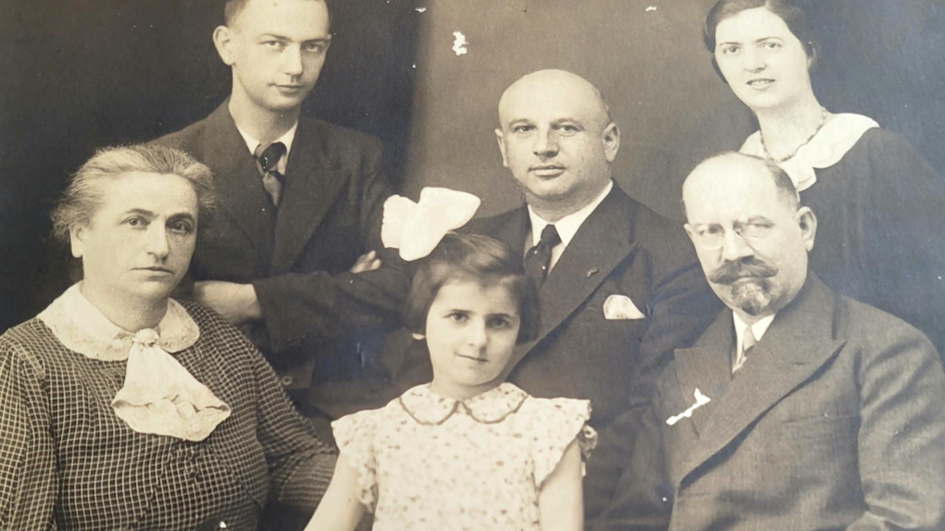 Familienfoto: Diese Aufnahme stammt von 1937, zu sehen sind Großmutter Marie Metzger, Alfred Metzger (Bruder von Ilse Schwarz), Beate Schwarz, Ernst Schwarz, Großvater Simon Metzger und Ilse Schwarz. 