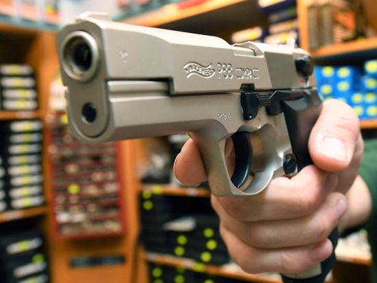  Im Waffengeschäft wird eine Schreckschusspistole vom Typ Walther P88 Compact Kaliber 9mm PAK gezeigt.